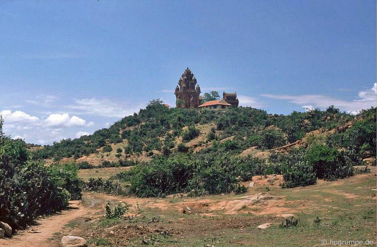 Đầu những năm 1990, khu vực quanh tháp Chăm Po Klong Garai ở TP Phan Rang - Tháp Chàm (Ninh Thuận) chưa được quy hoạch du lịch và còn khá hoang vu. Ảnh: Hans-Peter Grumpe.