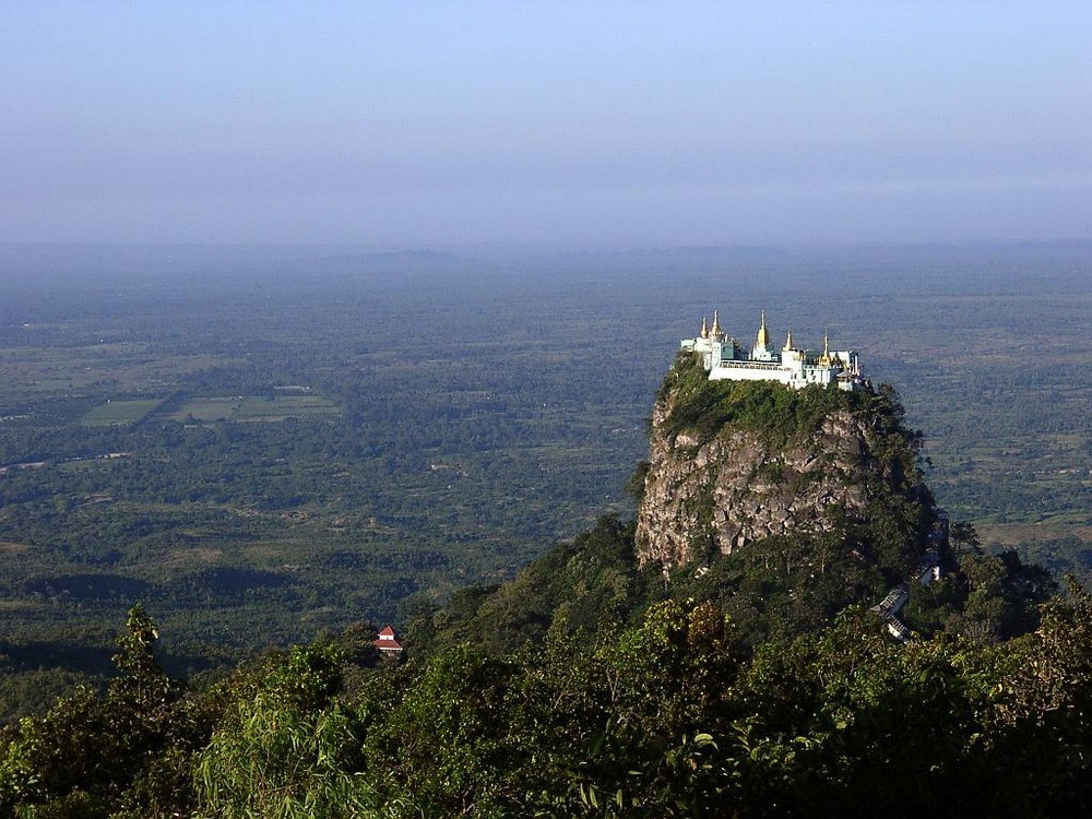 Tu viện Phật giáo Taung Kalat ở Myanmar được coi là một trong những công trình tôn giáo được xây dựng ở nơi hiểm trở nhất thế giới.