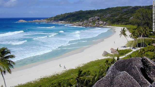 1. Bãi biển Grande Anse Beach ở đảo La Digue, quần đảo Seychelles khá hẻo lánh và ít người lui tới. Nhưng chính điều đó khiến bãi biển giữ được khung cảnh thiên nhiên tuyệt đẹp, rất ít bị tác động bởi con người. Đây thực sự là một thiên đường dành cho những người thích lướt sóng.