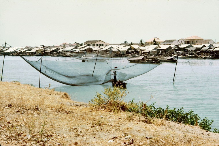 Một góc Phan Thiết nhìn từ bờ sông Cà Ty. Hình ảnh do cựu binh Mỹ John Hansen thực hiện năm 1965.