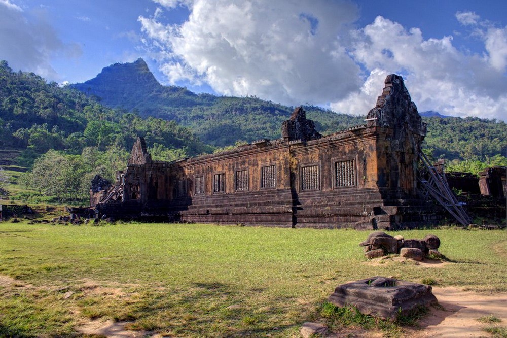 Tọa lạc dưới chân núi Phu Cao, tỉnh Champasak, cách sông Mekong 6 km, Wat Phou hay chùa Núi là một quần thể đền thờ Khmer độc đáo ở Lào.