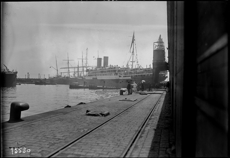 Con tàu Porthos chở vua Khải Định cập Cảng Marseille, Pháp, ngày 21/6/1922. Ảnh: Gallica.bnf.fr.