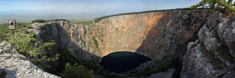 Hồ Đỏ ở Imotski, Croatia, được coi là một trong những hồ nước độc đáo nhất thế giới.