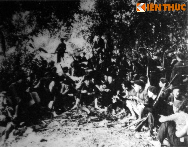 Bữa cơm nhạt của Việt Nam Tuyên truyền Giải phóng quân ngay sau khi thành lập, ngày 22/12/1944. Hình ảnh do Kiến Thức chụp lại từ Triển lãm “Quân đội anh hùng – Truyền thống vẻ vang” đang diễn ra ở Bảo tàng Lịch sử Quân sự Việt Nam.