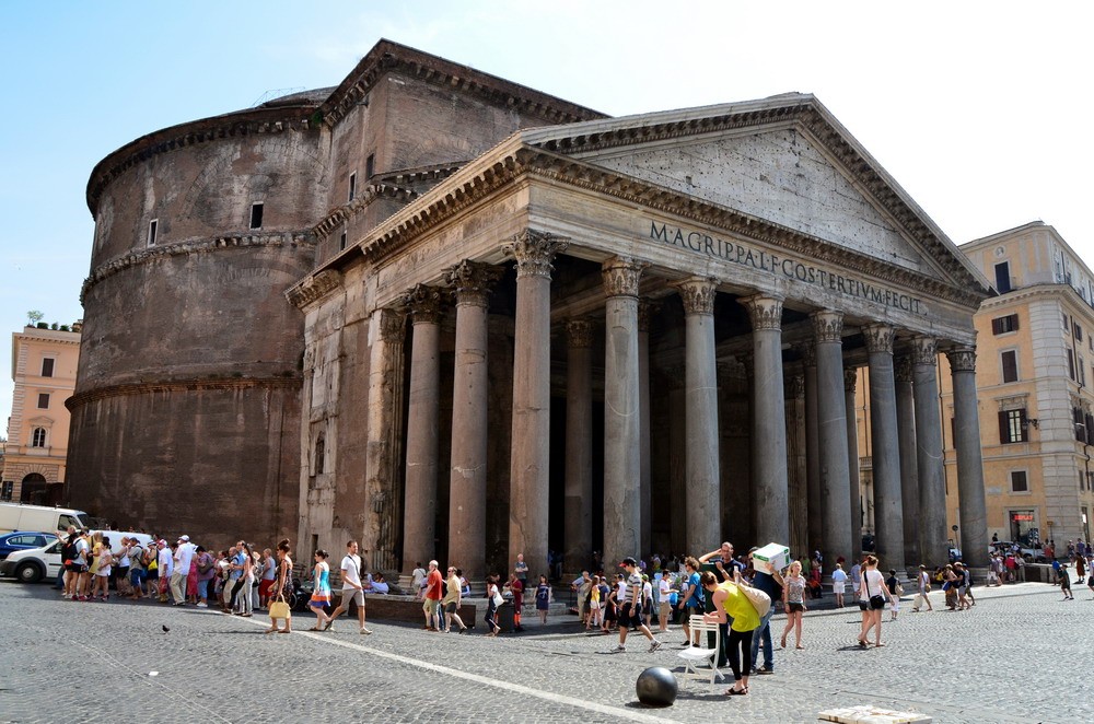 Nằm tại thủ đô Roma của Italia, đền Pantheon - "Ngôi đền của mọi vị thần" - là một trong những công trình kiến trúc tiêu biểu nhất của đế chế La Mã còn tồn tại đến ngày nay.