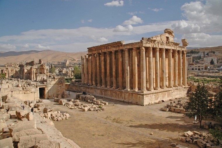 Đền thờ thần Jupiter ở thành phố Baalbek, Lebanon là một trong những ngôi đền La Mã nổi tiếng nhất còn tồn tại đền nay.