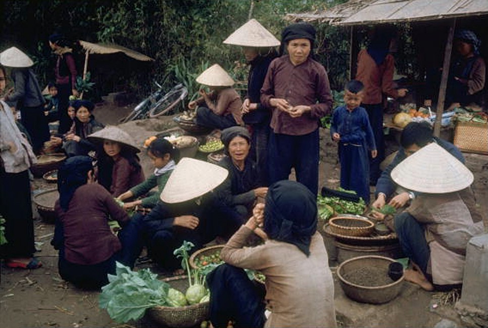 Chợ quê ở  miền Bắc Việt Nam năm 1967. Hình ảnh do nhà báo Mỹ Lee Lockwood ghi lại.