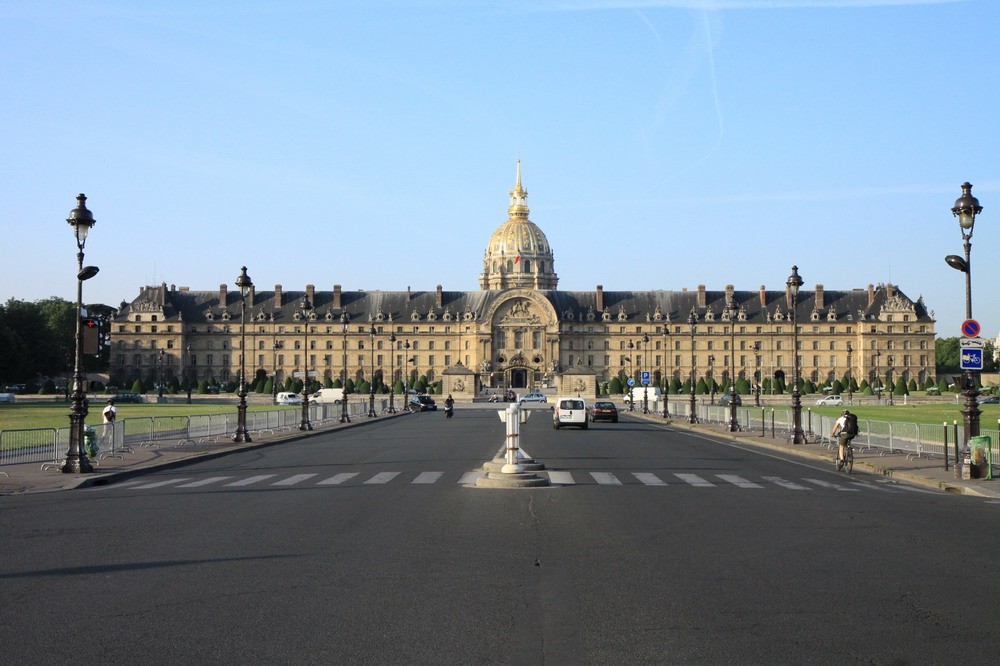 Được vua Louis XIV của nước Pháp cho xây dựng vào cuối thế kỷ 17, điện Invalides là một trong những công trình kiến trúc nổi tiếng nhất của thành phố Paris. Cung điện này chính là hình mẫu cho một số công trình nổi tiếng khác, như điện Capitol và tòa thị chính San Francisco ở Mỹ.