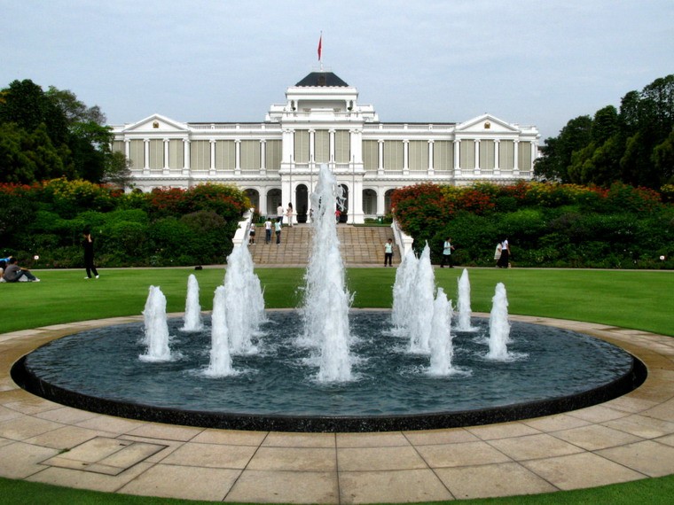 Không chỉ là nơi ở và văn phòng chính thức của lãnh đạo quốc gia Singapore,  dinh Istana (tiếng Malay nghĩa là "cung điện") còn là một trong những di tích lịch sử quan trọng hàng đầu của đất nước này.