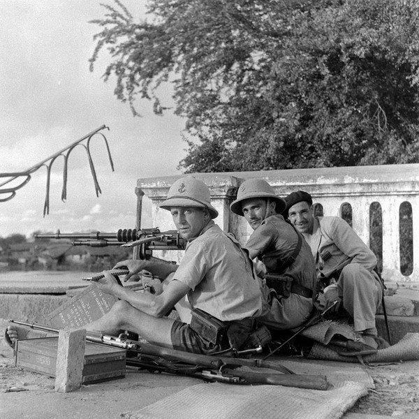 Lính đồng minh canh gác trên cầu Kiệu, Phú Nhuận, Sài Gòn vào tháng 10/1945. Hình ảnh do nhiếp ảnh gia Mỹ John Florea thực hiện.