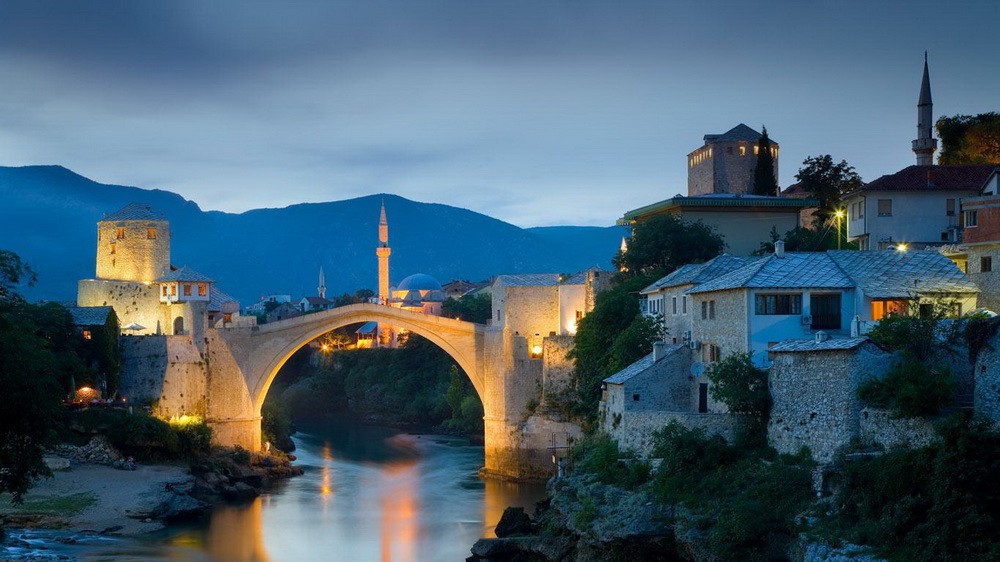 Cầu Stari Most (Cầu Cũ) bắc qua sông Neretva ở thành phố Mostar Bosnia-Herzegovina được coi là một trong những  kiến trúc  Hồi giáo độc đáo nhất thế giới.