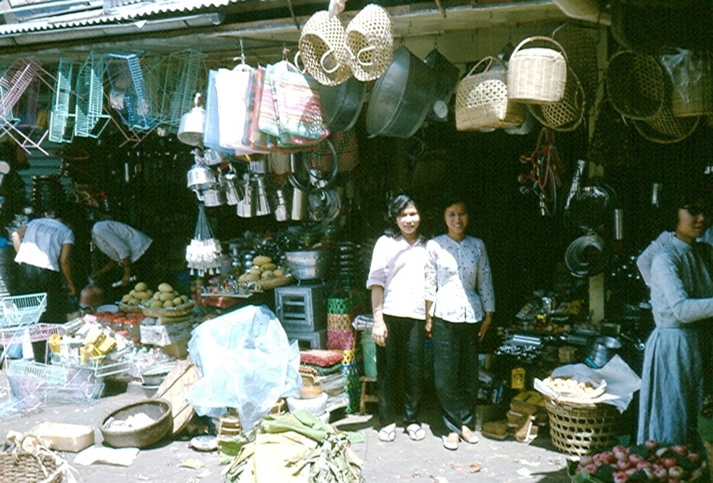 Một góc chợ Bến Thành,  Sài Gòn năm 1965. Ảnh: Robert Gauthier.