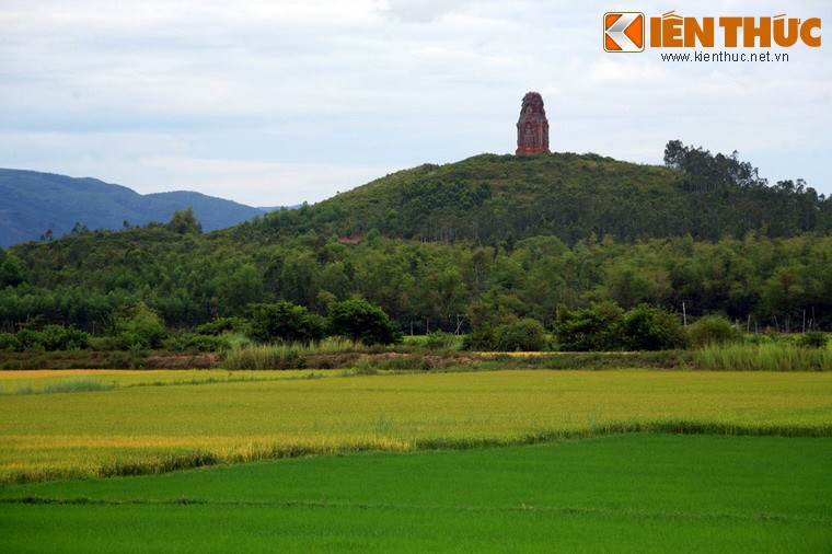 Nằm trên trên một ngọn đồi thuộc địa phận làng Phú Thành, phường Nhơn Thành, thị xã An Nhơn, tỉnh Bình Định, tháp Phú Lốc là tòa tháp Chăm cổ được xây dựng từ thế kỷ 12.