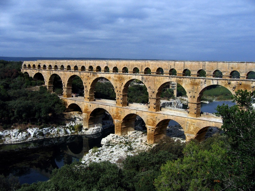 Bắc ngang qua sông Gardon tại vùng Vers Pont du Gard phía Nam nước Pháp,  cầu dẫn nước Pont du Gard (Cầu Gard) là một cầu ba tầng hết sức độc đáo do đế chế La Mã xây dựng từ thời cổ đại.