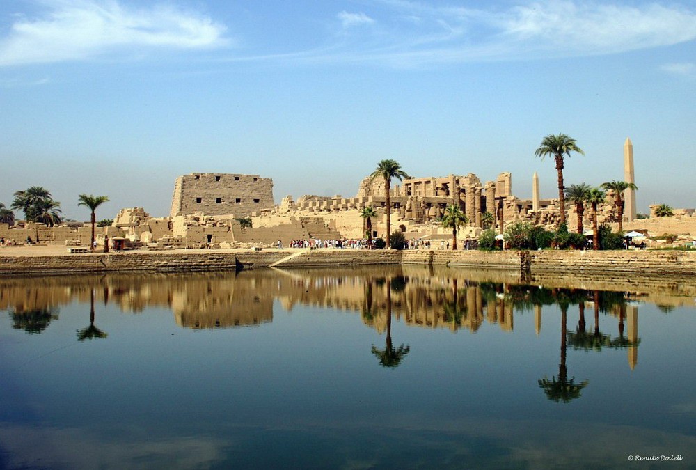 Nằm ở thành phố cổ Luxor của Ai Cập, Karnak là ngôi đền quan trọng nhất trong quần thể đền đài lăng tẩm của thời kỳ Ai Cập cổ đại.