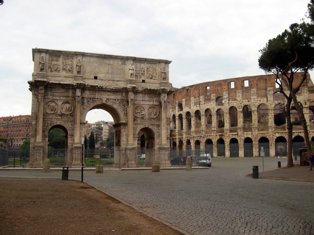 Nằm bên cạnh đấu trường Colosseum vĩ đại ở Rome, Italy,  Khải hoàn môn Constantine là cánh cổng chiến thắng nổi tiếng nhất của người La Mã còn lại đến ngày nay.