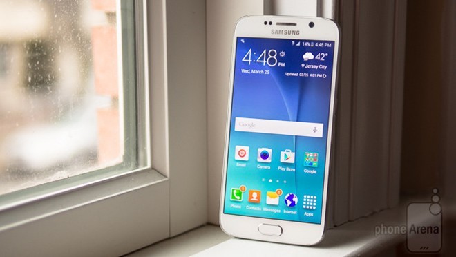  Samsung Galaxy S6: Đây là khởi đầu ấn tượng của Samsung trong năm 2015. Sau nhiều năm trung thành với chất liệu nhựa, Samsung đã lắng nghe ý kiến của người dùng để tạo ra thiết bị có phong cách thiết kế hoàn toàn mới. Với bộ khung kim loại, kính cường lực Gorilla Glass 4 trên cả hai mặt, pin không thể tháo rời, S6 được xem là  thiết kế điện thoại Android đẹp nhất của họ từ trước đến nay.