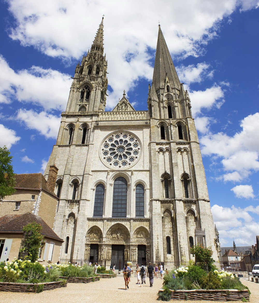 Nằm ở thành phố Chartres cách thủ đô Paris của Pháp 80 km về phía Tây Nam, Nhà thờ Đức Bà Chartres (Cathédrale Notre-Dame de Chartres) được coi là một trong những công trình kiển trúc phong cách Gothic đẹp và lớn nhất thế giới.