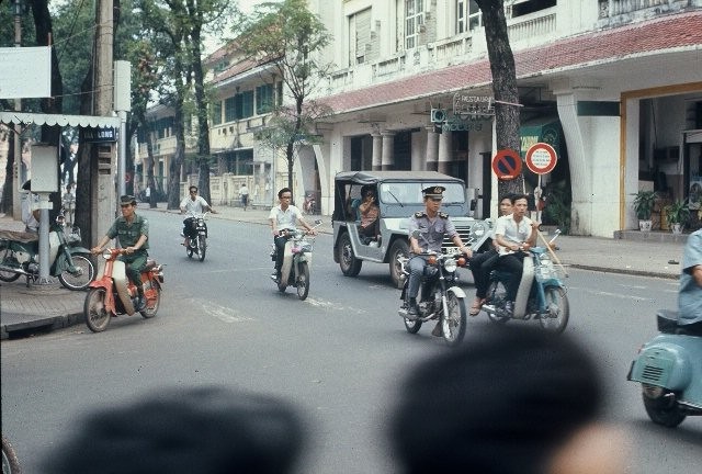 Giao thông trên đường Tự Do (đường Đồng Khởi ngày nay),  Sài Gòn năm 1971.