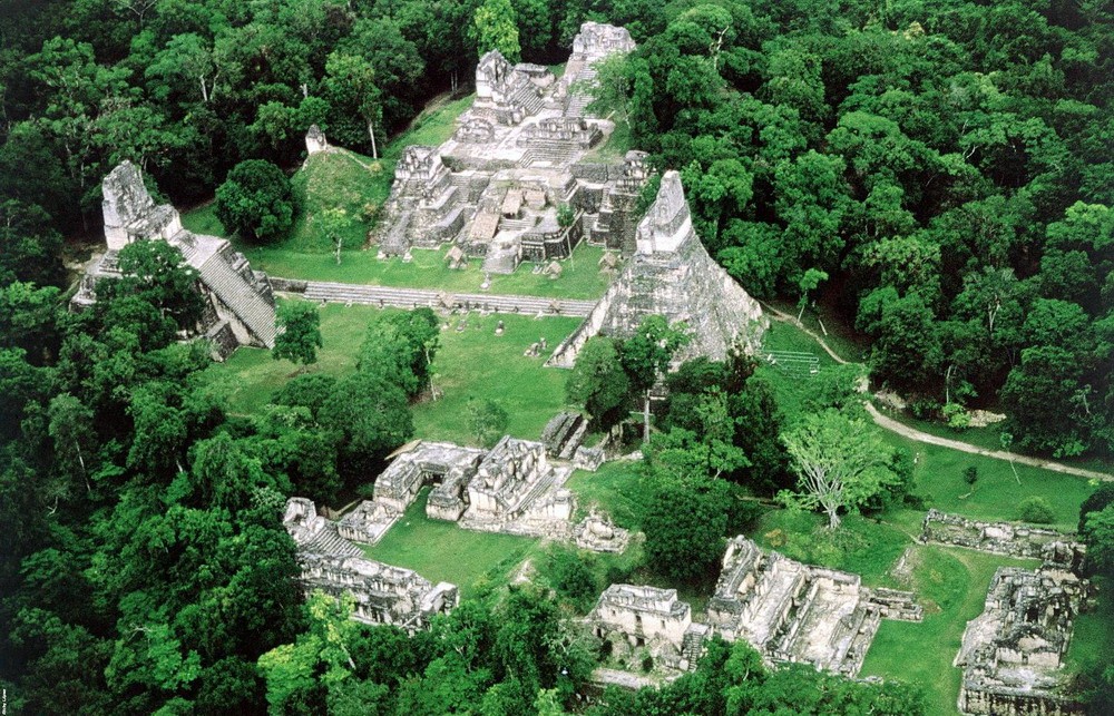 Nằm trong Vườn quốc gia Tikal của Guatemala,  thành phố cổ Tikal là hiện thân cho sự phát triền rực rỡ của nền văn minh Maya cổ xưa.