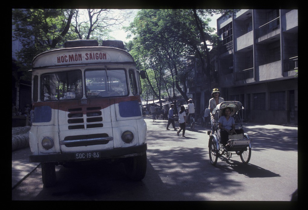 Xe khách Hóc Môn - Sài Gòn trên đường Trần Hưng Đạo,  Sài Gòn năm 1990.