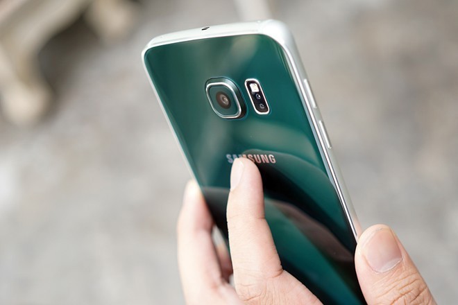  Galaxy S6 Edge xanh ngọc lục bảo (20,99 triệu đồng). S6 Edge là một trong những  smartphone đẹp nhất hiện nay. Đặc biệt bản màu xanh ngọc lục bảo. Mặt lưng của máy có thể đổi màu, tùy thuộc góc nhìn của người dùng hoặc điều kiện ánh sáng. S6 Edge xanh ngọc chỉ có bản 64 GB, giá bán 20,99 triệu đồng. Máy lên kệ tại Việt Nam từ ngày 1/7.