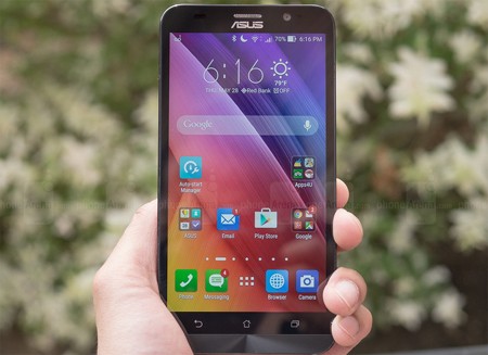  1. ASUS Zenfone 2 - Công bố: 5/1/ 2015. Tính năng đáng chú ý nhất của  smartphone xuất sắc này chính là RAM khugrn 4GB, nhưng cấu hình còn lại cũng rất ổn với vi xử lý 64-bit Intel Atom Z3580 lõi tứ, tốc độ 2.33 GHz. Màn hình 1080p có kích cỡ 5.5 inch, được bảo vệ bởi lớp kính cường lực Gorilla Glass 3 chống xước. Camera chính có độ phân giải 13MP với đèn flash LED hai tông màu "Real Tone" hỗ trợ, trong khi camera phụ mặt trước chụp ảnh selfie khá mạnh nhờ độ phân giải 5MP. Máy sử dụng pin 3000 mAh hỗ trợ sạc siêu nhanh và cài sẵn hệ điều hành Android 5.0 Lollipop mới nhất.