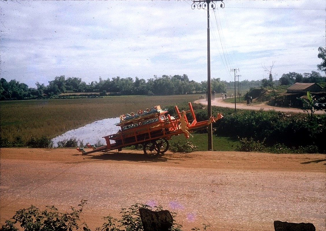 Một chiếc xe kéo dùng để chở quan tài bên một con đường ở  Quảng Trị năm 1967. Ảnh: Therese Cline.