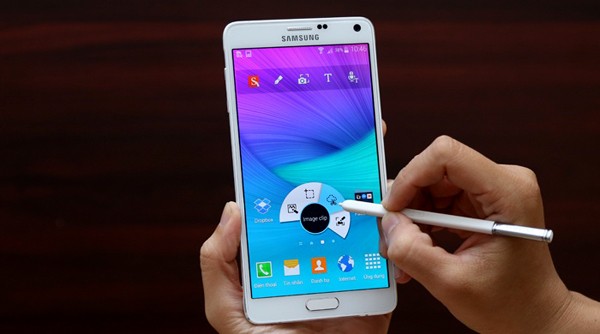  Samsung Galaxy Note 4. Từ những chiếc Galaxy Note đầu tiên, Samsung đã biết cách tạo ra một chiếc  phablet tốt nhất. Galaxy Note 4 là một sự thay đổi khi Samsung tạo ra một thiết bị có bộ khung kim loại chắc chắn kết hợp với bộ vỏ giả da sang trọng. Máy có màn hình Super AMOLED 5,7 inch độ phân giải 2K (2560 x 1440 pixel), có màu sắc rực rỡ và độ sang cao. Phần cấu hình với vi xử lý Qualcomm Snapdragon 805 4 nhân tốc độ 2.7GHz hoặc vi xử lý Exynos 5433 64-bit (4 nhân Cortex A57 tốc độ 1.9GHz + 4 nhân Cortex A53 tốc độ 1.3GHz) tùy thị trường, kết hợp RAM 3GB, camera sau 16MP và camera selfie 3.7MP thừa sức đáp ứng tốt nhu cầu nhiều người dùng. Bên cạnh đó, chiếc bút S-Pen "thần thánh" mang lại sự khác biệt cho Galaxy Note 4 và giúp người dùng làm việc tốt hơn.