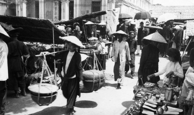 Một khu chợ ở  Hà Nội năm 1939. Ảnh: Manhhai Flickr.