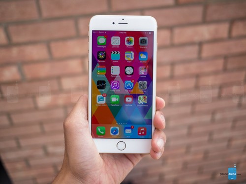  Apple iPhone 6 Plus. iPhone 6 Plus hiện là mẫu  smartphone màn hình Full HD đầu tiên của Apple. Ngoài màn hình HD kết hợp cùng kích cỡ 5,5 inch, siêu phẩm này còn được thiết kế đi kèm với mật độ điểm ảnh PPI lên tới 401. Ngoài sở hữu màn hình lớn hơn, iPhone 6 Plus không có nhiều khác biệt so với iPhone 6. với bộ xử lý 1.4GHz Cyclone lõi kép, RAM 1GB, bộ nhớ trong gồm các phiên bản 16/32 / 64GB tùy chọn, camera sau sở hữu cảm biến 8MP, camera trước đạt độ phân giải 1,2 MP và pin 1810 mAh. Tại Việt Nam, iPhone 6 phiên bản 16GB và 64GB có giá lần lượt là 19,59 triệu đồng và 22, 19 triệu đồng.