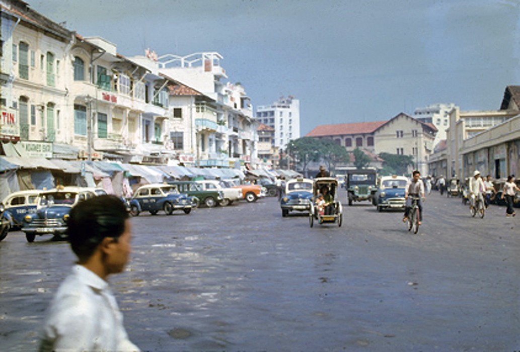 Đường Phan Bội Châu, khu vực cửa Đông chợ Bến Thành,  Sài Gòn năm 1963.