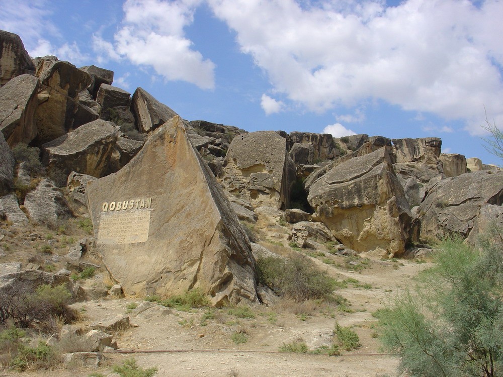 Nằm ở phía Tây tỉnh Gobustan của đất nước Azerbaijan,  Khu bảo tồn Gobustan là một di tích lịch sử độc đáo ghi dấu cuộc sống của người tiền sử hàng vạn năm trước.