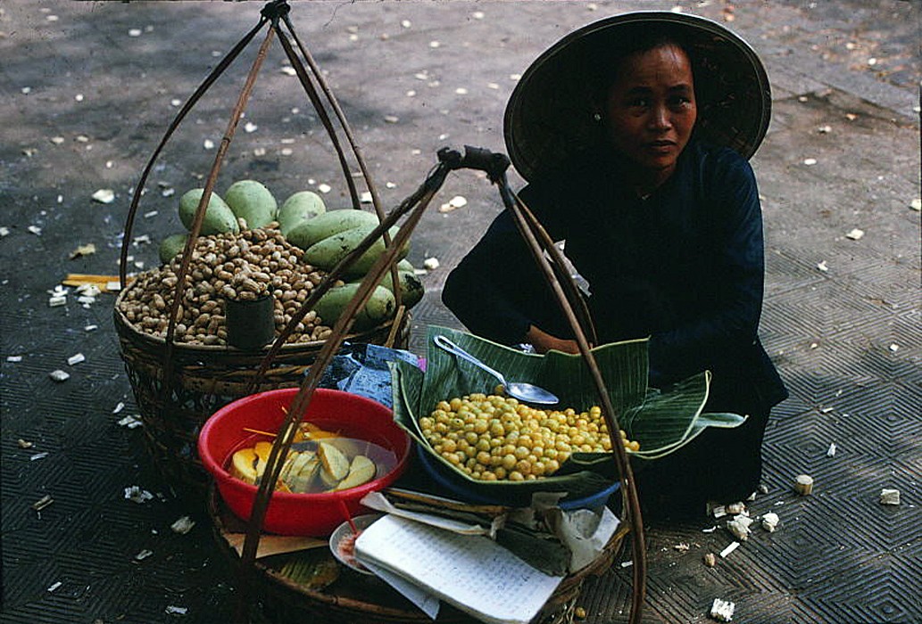 Một gánh quà vặt vỉa hè với các món xoài dầm, đậu phộng, chùm ruột...,  Sài Gòn năm 1968.