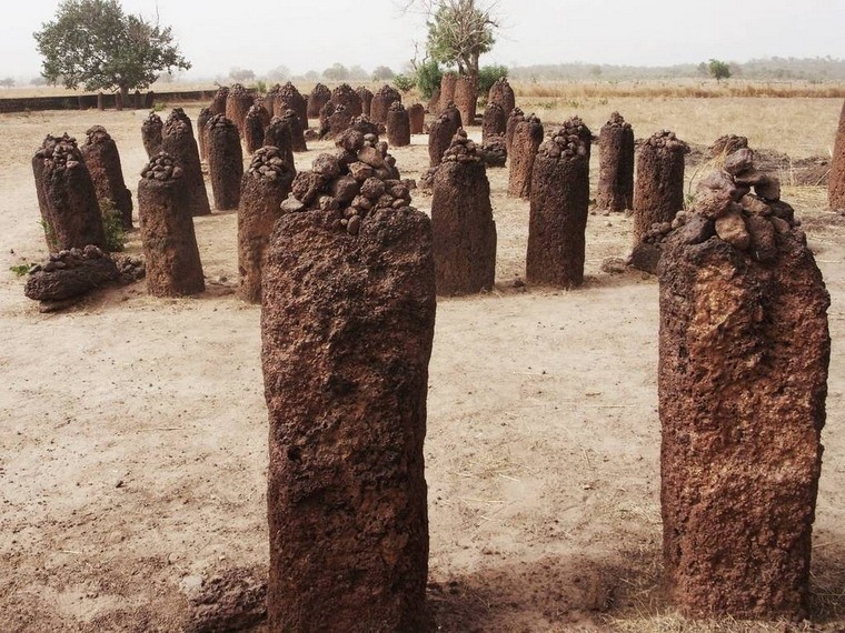  Vòng tròn đá Senegambian là tên gọi của một di tích đặc biệt bao phủ trên một phần khá rộng lớn của châu Phi.