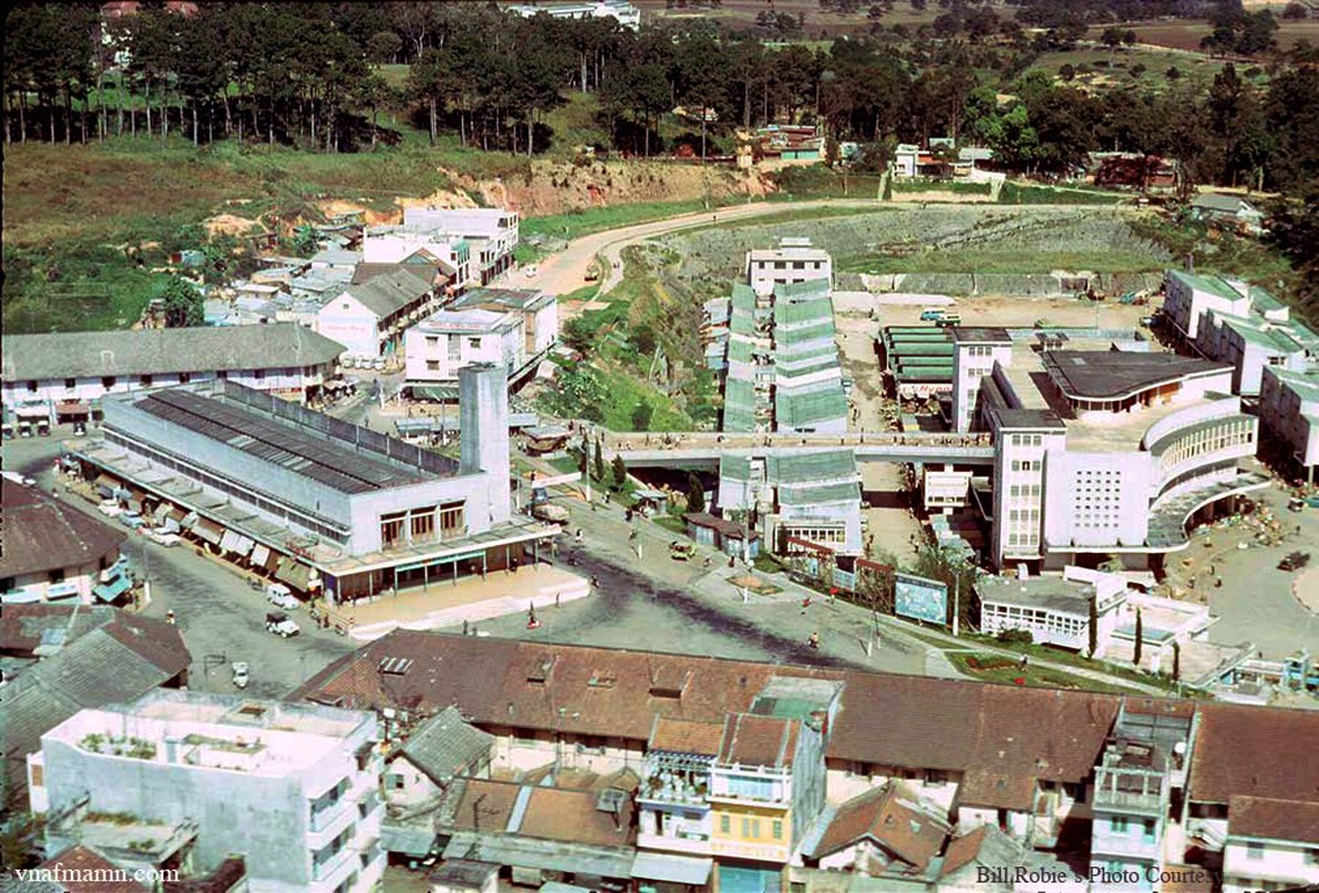 Khu vực trung tâm  Đà Lạt trước 1975, với chợ Đà Lạt nằm phía bên phải, hội trường Hòa Bình (nay là rạp phim 3/4) bên trái.