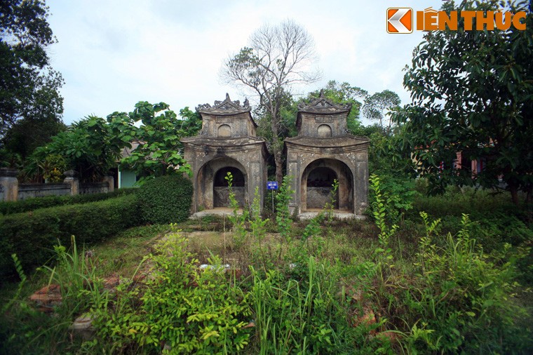 Làng cổ Phước Tích (thôn Phước Phú, xã Phong Hòa, huyện Hương Điền, tỉnh Thừa Thiên - Huế) là một trong hai ngôi làng cổ được công nhận là Di tích quốc gia, cùng với làng cổ Đường Lâm ở Hà Nội. Ngày nay, làng vẫn lưu giữ nhiều công trình kiến trúc có tuổi đời hàng thế kỷ.