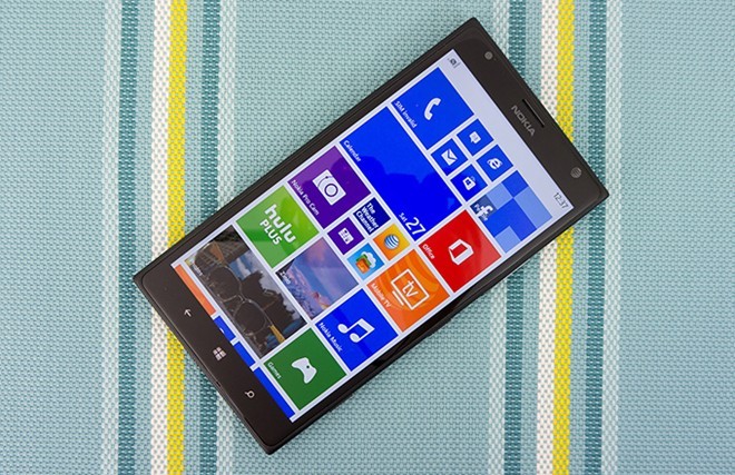  Nokia Lumia 1520: Ra mắt vào cuối 2013 nhưng hiện tại 1520 vẫn là thiết bị chạy Windows Phone được đánh giá cao.  Mẫu phablet tốt nhất này có màn hình 6 inch độ phân giải 1.080p, chip xử lý lõi tứ Snapdragron 800, RAM 2 GB, camera PureView 20 MP, bộ nhớ trong 32 GB có thể mở rộng và pin dung lượng 3.400 mAh có thể sạc không dây. 1520 sẽ được cập nhật lên Windows 10 trong thời gian tới.