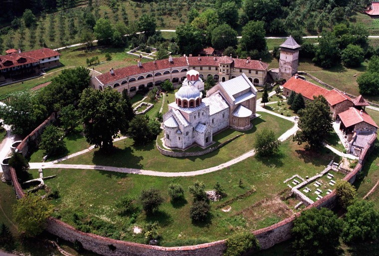 Nằm ở làng Studenica, Kraljevo,  tu viện Studenica là công trình kiến trúc tôn giáo nổi tiếng thế giới của đất nước Serbia.