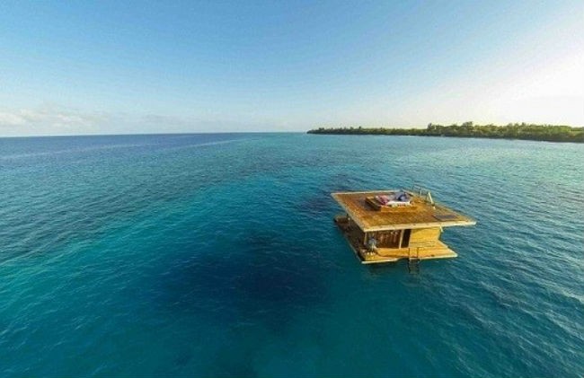 Manta Underwatar Room, đảo Pemba, Tanzania: Ngôi nhà này thuộc đảo Pemba, Tanzania. Bên cạnh phần  nhà bằng gỗ nổi lên trên mặt biển, nó còn bao gồm một phần kiến trúc dưới mặt nước, cho phép du khách tha hồ ngắm vẻ đẹp kì diệu của đại dương.