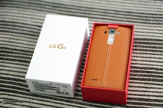  LG G4: Kể từ khi ra mắt dòng G, LG luôn biết cách tạo ra những nét độc đáo trên dòng sản phẩm cao cấp của mình. G4 sở hữu màn hình lượng tử, camera 16 megapixel chất lượng và vỏ sau dùng chất liệu da. Model này mới giảm giá xuống còn 14 triệu đồng (bản chính hãng, vỏ da). Tính ra, người dùng có thể tiết kiệm đến 4 triệu đồng, nếu chọn G4 thay vì  Samsung Galaxy Note 5 chính hãng. Galaxy S6 Edge+ thậm chí còn có giá bán cao hơn.