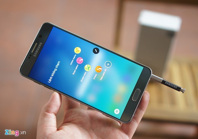  Samsung Galaxy Note 5: Là siêu phẩm ồn ào nhất trong thời gian qua khi có màn trình diễn ấn tượng tại New York, smartphone cấu hình mạnh này đã được ra mắt tại Việt Nam và chính thức lên kệ ngày 29/8. Galaxy Note 5 sở hữu cấu hình mạnh mẽ với chip Exynos 7420, RAM 4 GB, camera sau 16 megapixel và pin 3.000 mAh. Bút S-Pen trên model này đã được cải tiến để mang lại trải nghiệm viết tay tự nhiên hơn. Máy có giá 17,99 triệu đồng tại Việt Nam cho phiên bản 32 GB.