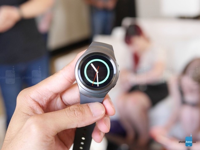  Đồng hồ Samsung Gear S2 có thiết kế mặt tròn linh hoạt với giao diện người dùng tùy chỉnh, trực quan và các tính năng tiên tiến cho phép người dùng cá nhân hóa và tăng thêm sự thú vị khi trải nghiệm thiết bị. Máy có sẵn với 3 phiên bản là Gear S2, Gear S2 Classic, và Gear S2 phiên bản 3G.