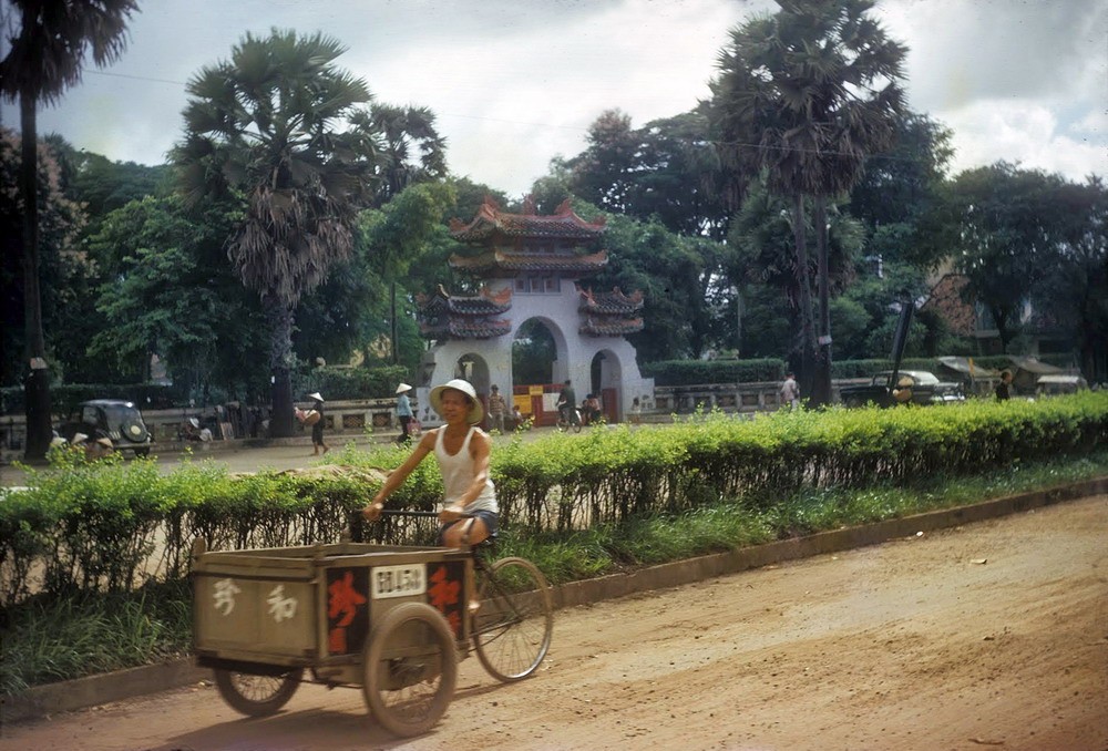 Bên ngoài khu lăng mộ của Tả quân Lê Văn Duyệt (1764-1832) ở Sài Gòn năm 1966. Người dân thường gọi công trình này là Lăng Ông hoặc  Lăng Ông Bà Chiểu do lăng nằm ở vùng đất Bà Chiểu xưa. Đây là khu lăng mộ cổ có quy mô lớn nhất của Sài Gòn.