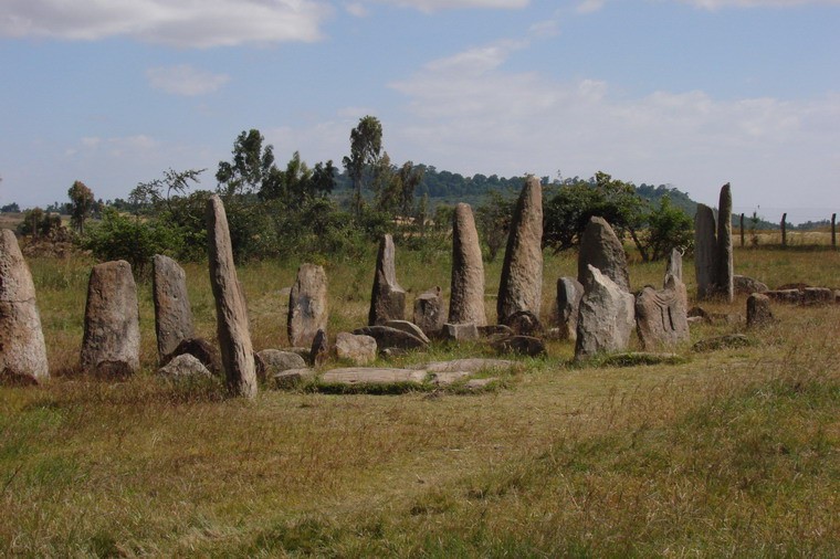 Nằm gần thị trần Tiya là ở miền Nam đất nước Ethiopia,  bãi đá cổ Tiya là một di chỉ khảo cổ học khiến các nhà nghiên cứu quốc tế "đau đầu" trong nhiều thập niên qua.