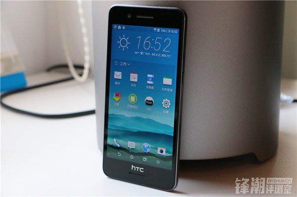 HTC Desire 728 sở hữu màn hình 5,5 inch, độ phân giải HD (1.280 x 720 pixel). Máy sử dụng vi xử lý octa-core MT6753 từ MediaTek với tốc độ 1,3 GHz và chip đồ hoạ Mali T720. Mẫu Desire mới của HTC có dung lượng RAM 2 GB, đi kèm 16 GB bộ nhớ trong có thể mở rộng với thẻ microSD.