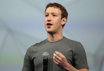 1. Dù chỉ mới 28 tuổi song Mark Zuckerberg, người sáng lập Facebook, đã có khối tài sản khổng lồ từ việc cho ra đời trang mạng xã hội được hàng tỷ người sử dụng. Thói quen kì lạ của ông trùm công nghệ Mark là ăn McDonald hàng ngày và luôn mặc áo màu xám mỗi khi làm việc.