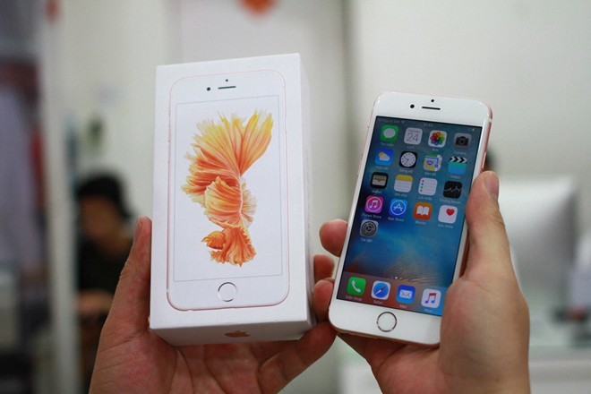  iPhone 6S xách tay (17,5 triệu đồng). Thời điểm cuối tháng 9, bộ đôi iPhone mới chính là tâm điểm của thị trường. 2 mẫu iPhone 6S và 6S Plus được đưa về nước ngày 25/9, chào bán với giá 30 – 35 triệu đồng. Tuy nhiên, sau khoảng một tuần, giá bán của máy đã ổn định ở mức từ 17,5 triệu đồng cho bản iPhone 6S 16 GB. So với iPhone 6, 6S tỏ ra mạnh mẽ hơn hẳn nhờ chip xử lý A9, RAM được nâng lên 2 GB, camera 12 megapixel. Bên cạnh đó, máy cũng mang đến màn hình cảm biến 3D Touch, cho phép đo cảm ứng lực từ tay người dùng để thực hiện các tác vụ một cách nhanh chóng. Đây được xem là chiếc  smartphone cấu hình tốt ấn tượng nhất hiện nay.