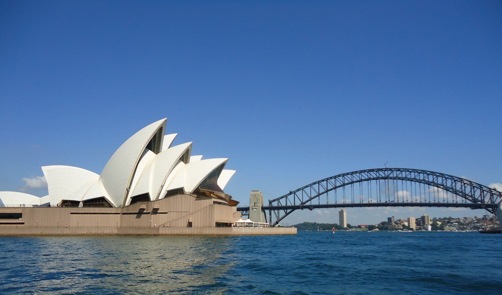 Nằm trên bán đảo Bennelong Point ở bến cảng Sydney, Australia, Nhà hát Opera Sydney là một trong những  kiệt tác kiến trúc thế kỷ 20 và là điểm biểu diễn nghệ thuật nổi tiếng hàng đầu thế giới.