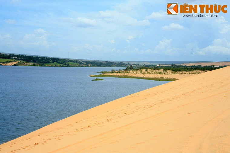 Đồi cát Bay ở phường Mũi Né, thành phố Phan Thiết là một địa danh được ví như "sa mạc Sahara của Việt Nam". Thật ngạc nhiên là ngay cạnh "sa mạc" này lại có một hồ nước rộng mênh mông: Hồ Bàu Trắng.